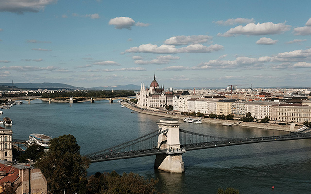 布达佩斯的多瑙河和链桥