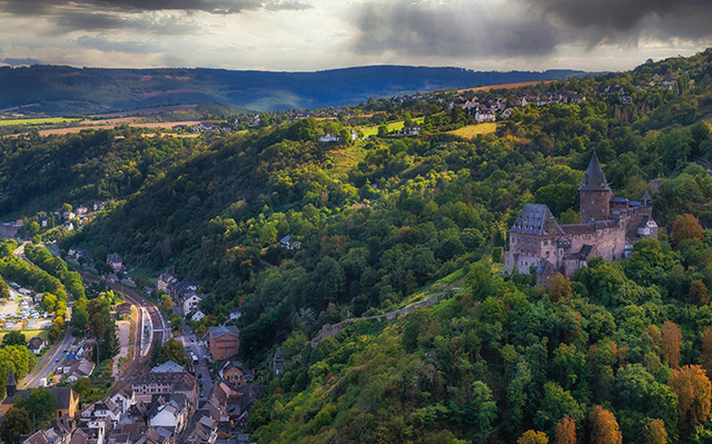 科赫姆小镇山丘上的森林城堡