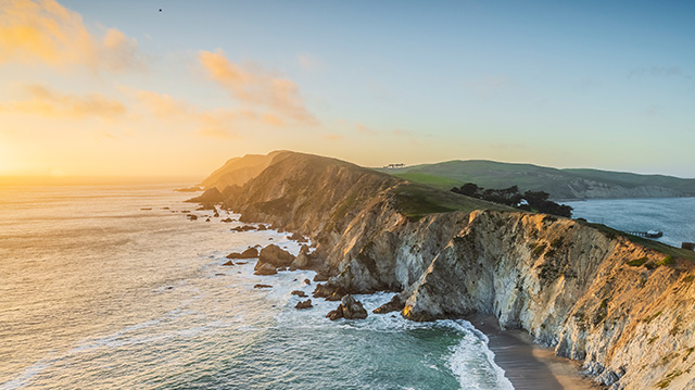 雷斯岬国家海岸烟囱岩崎岖而狂野