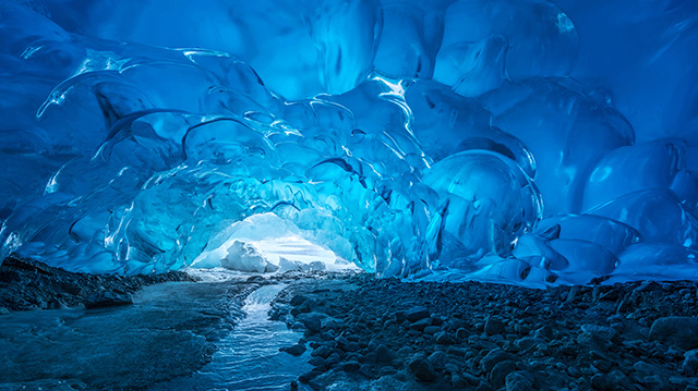 阿拉斯加州门登霍尔冰川的冰洞